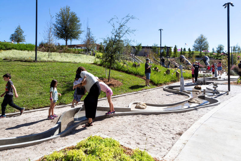 Архитектор Анна Корс играет со своими детьми на площадке, которую она спроектировала в парке Bonnet Springs